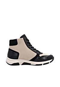 Baskets montantes en cuir noir et en suède beige, avec une semelle blanche épaisse, un laçage à l'avant et des accents texturés.