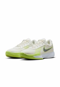 Hvide og lysegrønne sneakers med en mesh-overdel, teksturerede detaljer, en fremtrædende grå swoosh og en fleksibel gummisål.