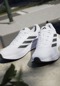 adidas Performance RESPONSE - Laufschuh Straße - cloud white core black cloud white
