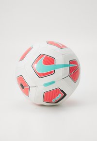 Nike-jalkapallo, jossa on valkoinen pinta, kuusikulmaiset paneelit, joissa on punaisia korostuksia, teal-väri logo ja mustat ääriviivat. Sujuva pinta.