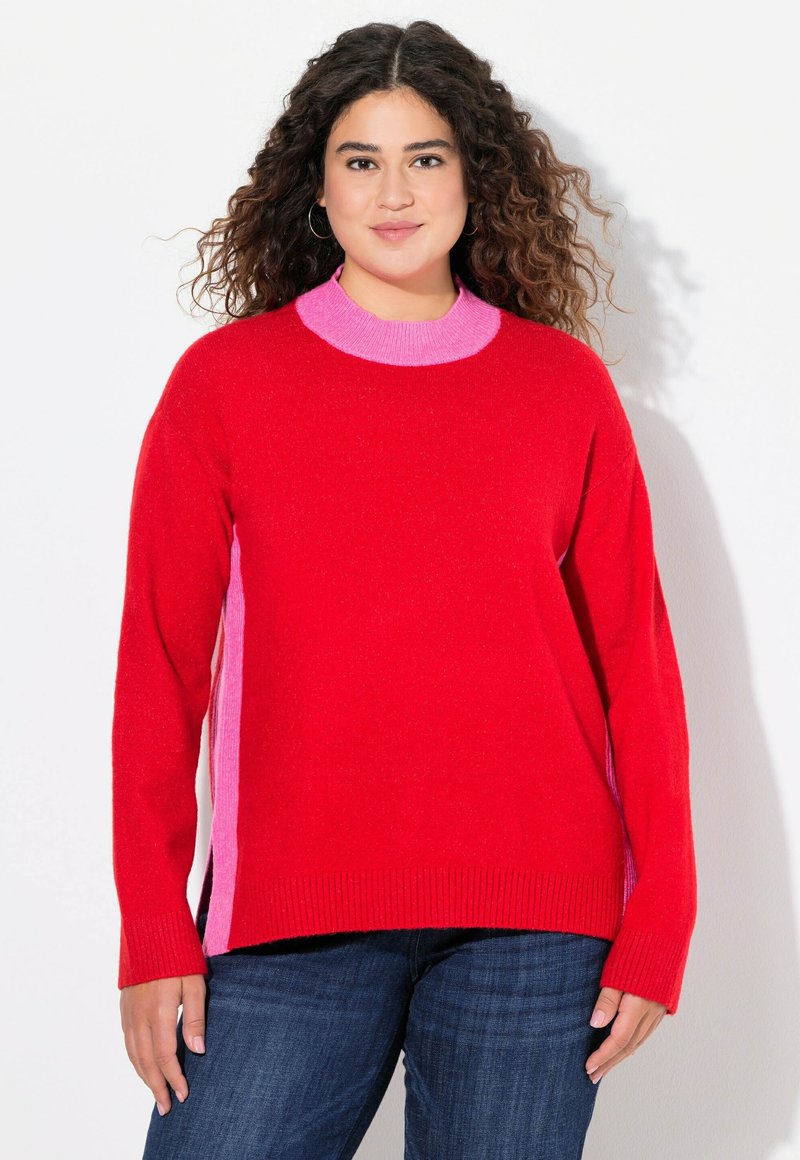 Rode en roze color-block trui met een ronde hals, geribbelde manchetten en zoom. Gemaakt van zachte stof met een losse pasvorm.