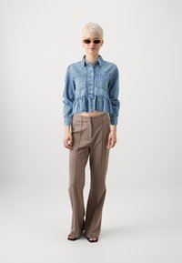 ONLY Petite ONLELLI FRILL - Πουκαμίσα με κουμπιά - medium blue denim