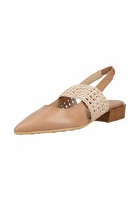 Scarpa slingback beige con punta a punta, tacco basso in legno a blocco e ampia fascia in crochet color crema sulla parte superiore.