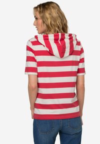 Červeno-bílý pruhovaný krátký rukáv s kapucí a stahovací šňůrkou, se uvolněným střihem a směsí bavlny.