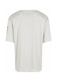 T-shirt blanc à manches courtes avec de fines rayures verticales, col arrondi et coupe décontractée. Le tissu semble respirant avec une texture lisse.