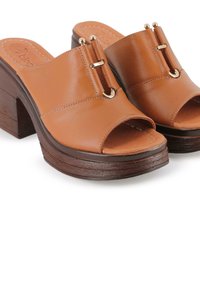 Sandalias de slider de cuero marrón con punta abierta, plataforma de madera y tacón cuadrado. Presenta detalles en tono dorado y costuras en la parte superior.