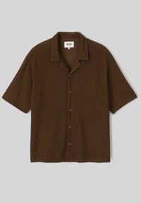 Chemise à manches courtes marron, à col, avec une texture côtelée et cinq boutons sur le devant. Étiquette : BZB.