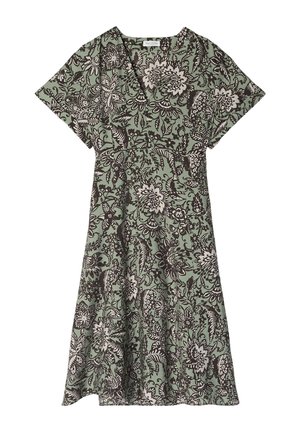 Robe verte à manches courtes avec un motif floral et de feuilles noir et blanc complexe, décolleté en V et taille cintrée.