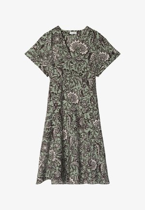Robe verte à manches courtes avec un motif floral et de feuilles noir et blanc complexe, décolleté en V et taille cintrée.