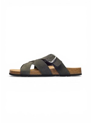 Sandalia tipo slide para hombre con puntera abierta, tiras cruzadas de ante gris oscuro, hebilla ajustable, plantilla de corcho y suela de goma negra.
