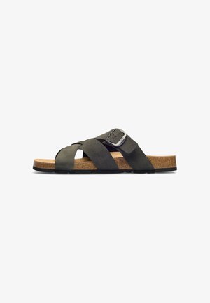 Sandalia tipo slide para hombre con puntera abierta, tiras cruzadas de ante gris oscuro, hebilla ajustable, plantilla de corcho y suela de goma negra.