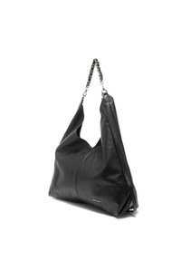 Zwarte leren hobo tas met een slungelige vormgeving, voorzien van een handvat met kettingaccent en een subtiele logo-embossing aan de zijkant.
