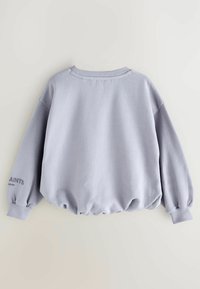 Felpa oversized grigia chiara con colletto e polsini a coste, caratterizzata da un orlo arricciato. Il testo sul maniche sinistra recita "PAINTS."