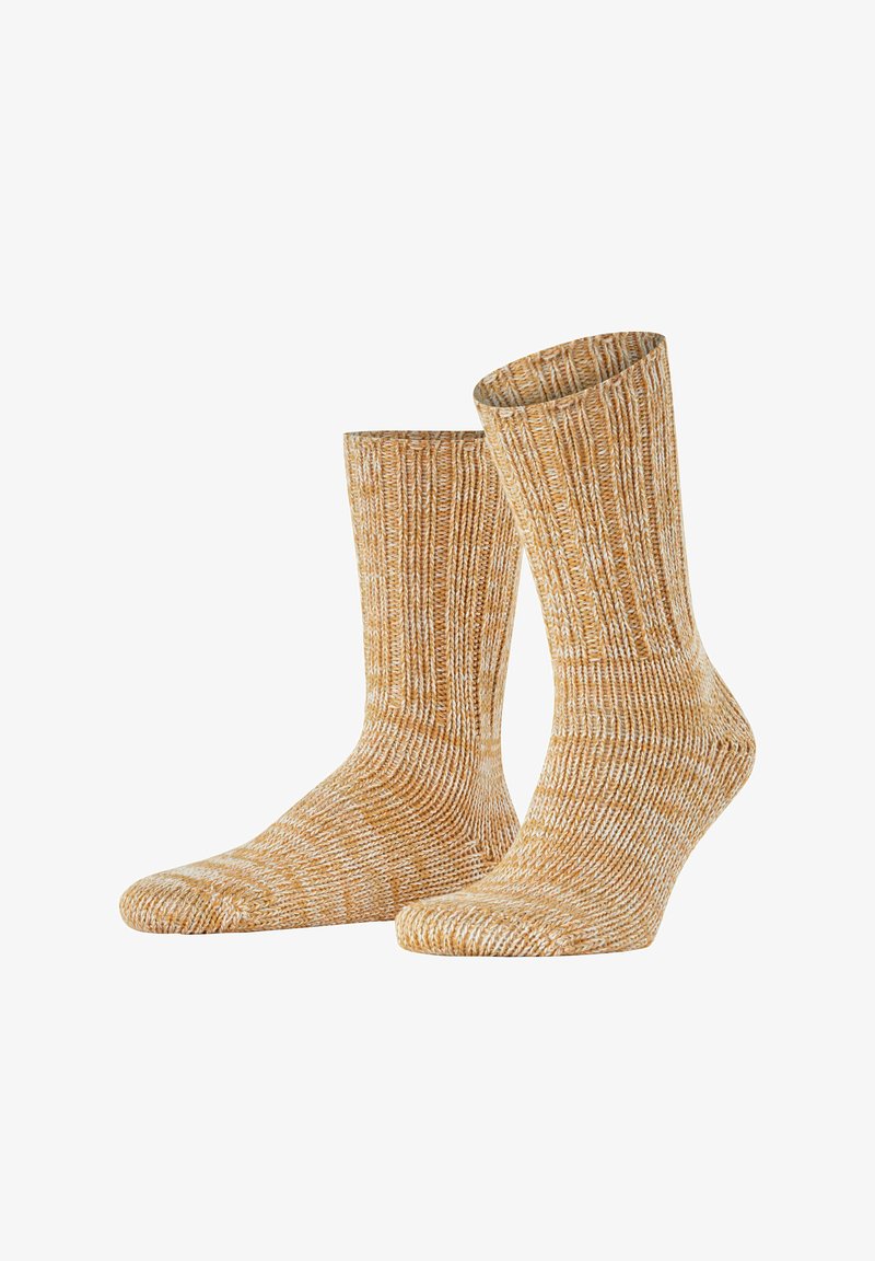 Skarpety robione na drutach w delikatnym żółtym i kremowym kolorze, z prążkowaną fakturą i wysokością sięgającą do połowy łydki, idealne do codziennych lub wygodnych stylizacji.