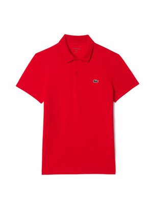 Rotes Poloshirt aus Baumwolle mit klassischem Kragen, kurzen Ärmeln und kleinem gesticktem Krokodil-Logo auf der linken Brust.