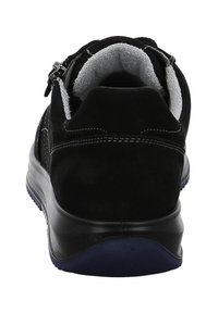 Zapatillas de ante negro con un cuello acolchado, forro texturizado en gris y una suela de goma azul lisa. Presentan detalles de cremalleras metálicas.