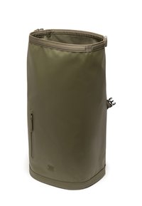 Olive vihreä sylinterimäinen laukku, jossa on sileä, matta pinta, varustettuna vetoketjullisella suljenteella ja sivutaskulla. Kestävä materiaali, jossa on suorat reunat.