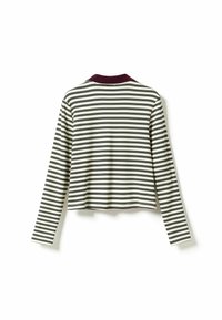 Tricou cu mânecă lungă, cu dungi în crem și negru, cu un guler vișiniu. Are un design scurtat și o textură de material moale și fin.