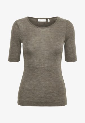 Camiseta de manga corta marrón hecha de material suave y texturizado con un cuello redondo. Presenta un discreto logo de la marca cerca del dobladillo.