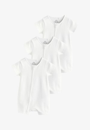 Tre hvide ribstrikkede babysoveralls med korte ærmer og diagonale lynlåse foran, arrangeret overlappende på en hvid baggrund.