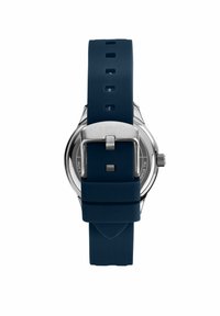 Orologio con cinturino in silicone blu, cassa in acciaio inossidabile, quadrante rotondo e finiture in argento, con logo e indicazioni di resistenza all'acqua sul retro.