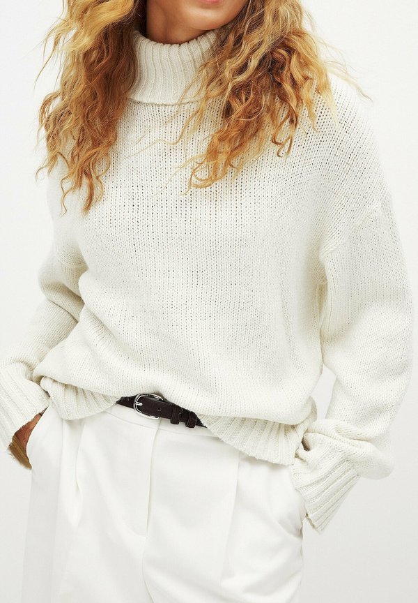 MIT ROLLKRAGEN - Strickpullover