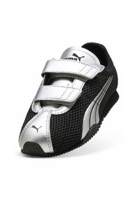 Baskets Puma noires et argent avec deux brides argentées à scratch et tige en tissu mesh, présentées en angle pour montrer les détails avant et latéraux.