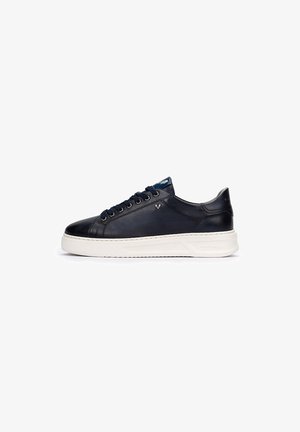Marineblaue Ledersneaker mit weißer Gummisohle, runder Zehenpartie und sechs Ösen. Mit genähten Details und einem Logoakzent an der Seite.