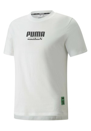 Bílá bavlněná tričko s černými nápisy "PUMA" a "MINECRAFT" na přední straně, s zeleným emblémem Minecraft Creepera na lemu.