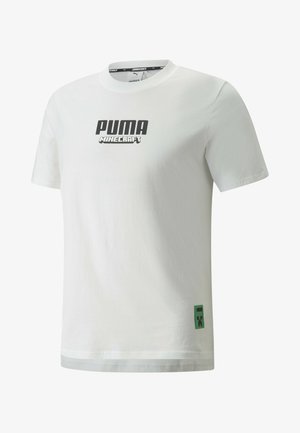 Biała bawełniana koszulka z czarnymi logo "PUMA" i "MINECRAFT" z przodu oraz zielonym emblematem Creepera z Minecrafta na dolnym wykończeniu.