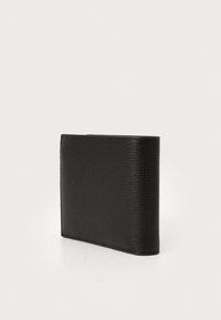 Svart lær lommebok med teksturert finish, rektangulær form og rene kanter. Designet er minimalistisk uten synlige detaljer eller aksenter.