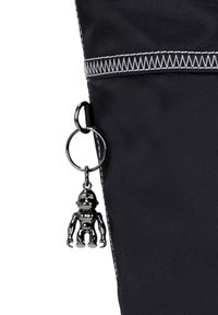 Borsa di stoffa nera con cuciture bianche e un portachiavi che presenta una figura di robot nera lucida. Anello per chiavi attaccato per un facile trasporto.
