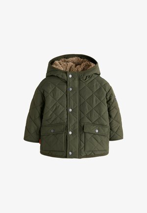 Olivengrøn quiltet jakke til småbørn med hætte foret med blødt brunt fleece, frontknapper med trykknap og to lommer med klap og trykknap.