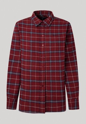Chemise rouge à manches longues avec boutons, motif à carreaux bleu et blanc et col classique, présentée sur un fond gris clair uni.