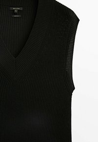Schwarze ärmellose Strickweste mit tiefem V-Ausschnitt, die ein strukturiertes Rippdesign aufweist. Der Stoff wirkt leicht und atmungsaktiv.