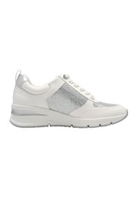 Sneaker bianco con un pannello in mesh testurizzato, pelle liscia e una suola più spessa. Presenta dettagli metallici e chiusura con lacci.
