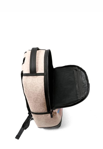 Plecak z beżowym materiałowym zewnętrzem o subtelnym wzorze, czarnymi akcentami, regulowanymi paskami i zamykanym na zamek otwartym przegrodą.