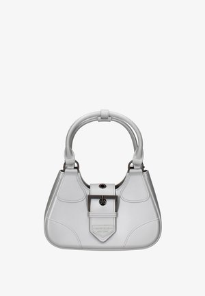 Sac à main en cuir argenté avec une forme structurée, doté d'une fermeture à boucle à l'avant, de poignées arrondies et de délicats détails en relief.