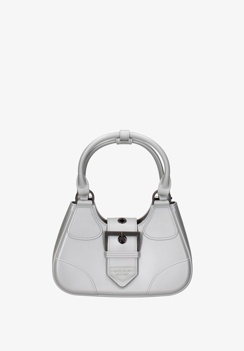 Borsa a mano in pelle argentata con una forma strutturata, dotata di chiusura a fibbia frontale, manici rotondi e dettagli in rilievo sottili.