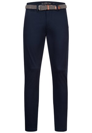 Marineblå bomullsbykker med et vevd grått og brunt belte, smal passform, glatt tekstur og oppbrettede kanter.