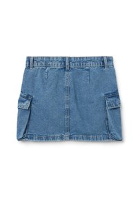 Minifalda de mezclilla en azul claro, con bolsillos laterales tipo cargo, corte recto y una cinturilla con presillas para cinturón. Tejido de mezclilla texturizado.