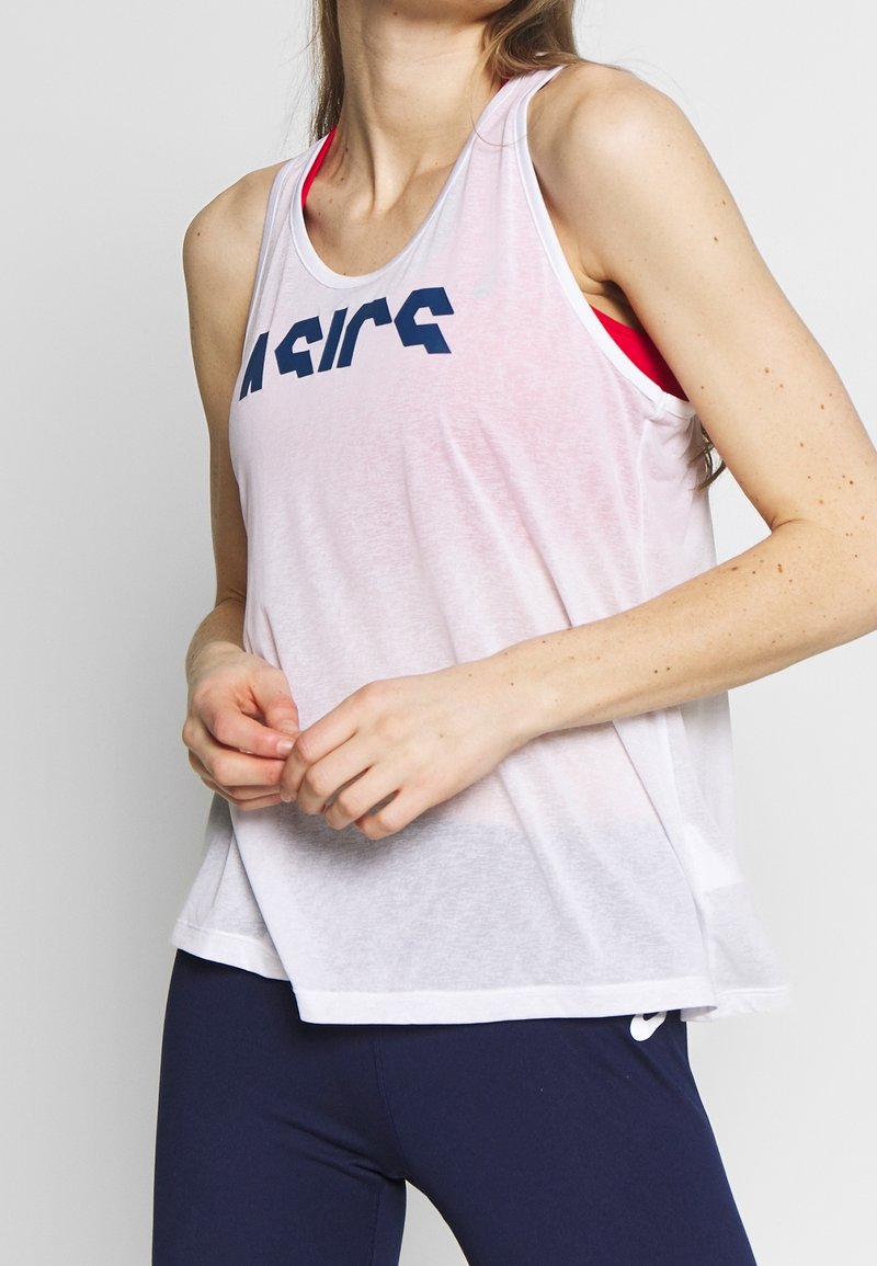 Canotta bianca senza maniche con un design sfumato dal rosa al bianco, caratterizzata da un logo blu sul davanti. Tessuto morbido e vestibilità ampia.