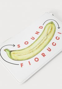 Trousse blanche zippée présentant un grand graphique de banane jaune avec des accents verts, entouré d'un texte rouge qui lit "SOUND FIORUCCI."
