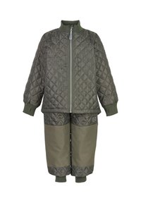 Prešívaná sada olivovo zelené bundy a nohavíc s rebrovanými manžetami, zapínaním na zips a kontrastnými panelmi z látky. Odolné, vodeodolné materiály.