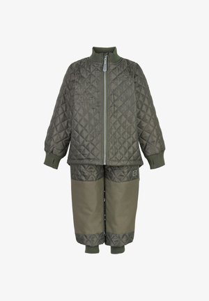 Conjunto de chaqueta y pantalones acolchados en verde oliva con puños acanalados, cierre de cremallera y paneles de tela en contraste. Materiales duraderos y resistentes al agua.