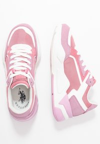 Růžové tenisky se směsí síťoviny a semiše, bílé akcenty, kulatá špička a polstrovaná podrážka. Logo na stélce.