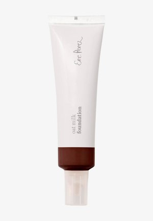 Hafermilch-Foundation in einer weichen weißen Quetschtube mit brauner Basis. Einfaches Design, klare Schrift und eine transparente Pumpenspitze zum Dosieren.