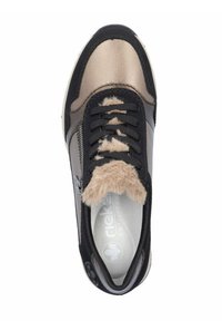 Baskets avec un dessus noir et doré métallique, présentant un accent en fourrure à la cheville, un laçage et une fermeture éclair sur le côté pour un accès facile.