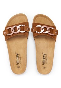 Sandales à glissière en daim marron avec un accent de chaîne en or rose, dotées d'une semelle intérieure rembourrée et d'une texture lisse pour le confort.