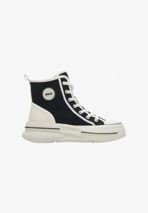 Hochsneaker mit schwarzem Canvas-Obermaterial, weißen Schnürsenkeln, weißer Gummisohle mit geschichtetem Design und einem runden Logodetail an der Seite.